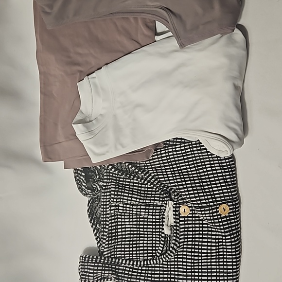 Womens size medium tops and bottoms, 13 pieces - Picture 7 of 10